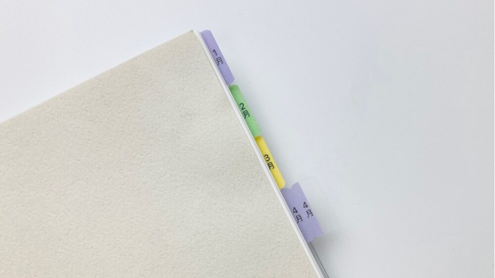 右側に月のインデックスを貼っていきます