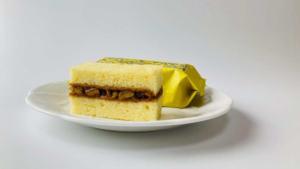 スポンジ生地でくるみを挟んだ「マルセイバターケーキ」