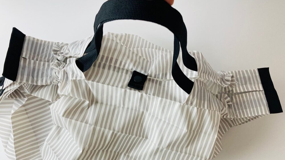 荷物を入れると自然にしぼられるShupattoバッグ