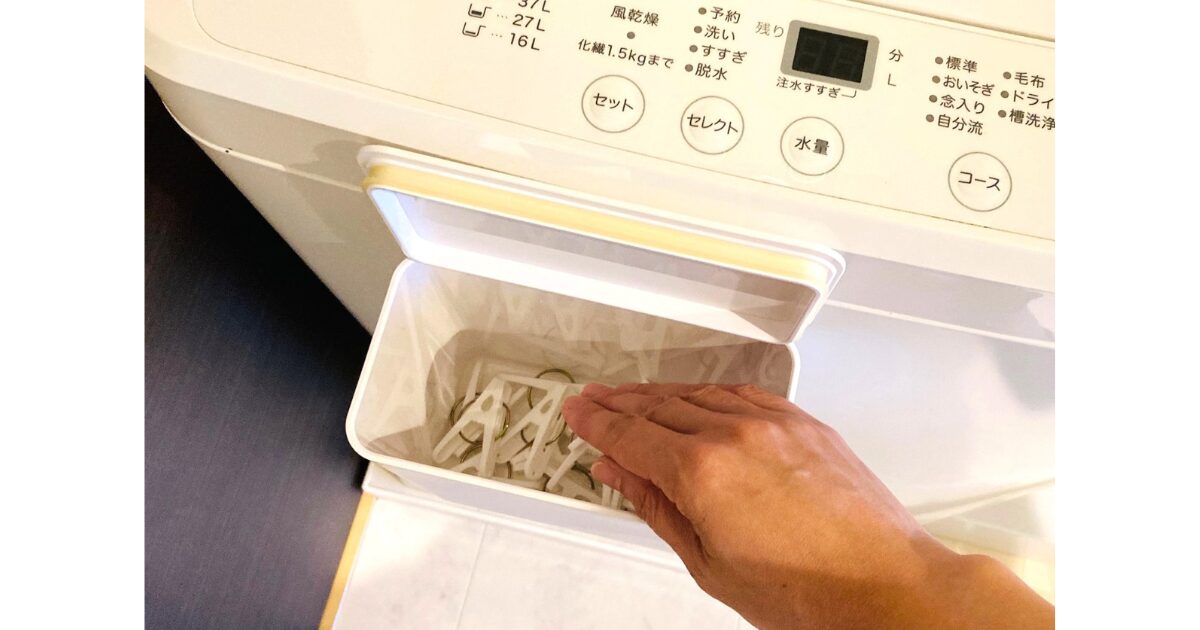 tower(タワー)「洗濯洗剤ボールストッカー」から洗濯バサミを取り出す様子