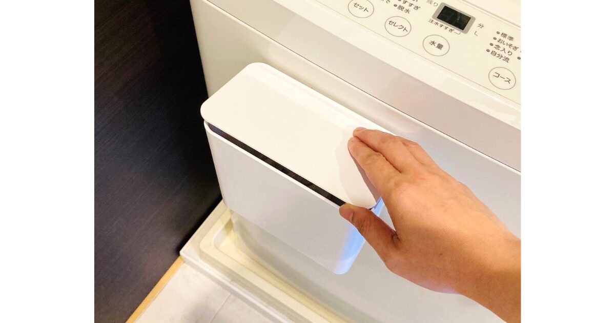 tower(タワー)「洗濯洗剤ボールストッカー」を開ける様子