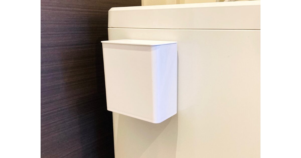 tower(タワー)「洗濯洗剤ボールストッカー」を洗濯機に取り付けた様子