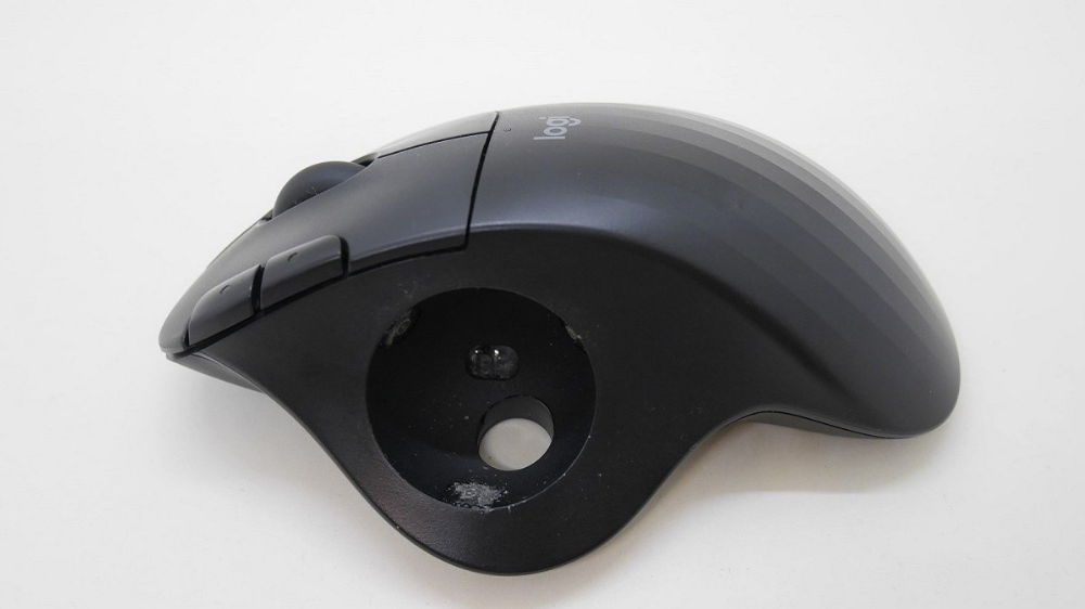 ロジクールのトラックボール「M575S」。ボールを外した内部の様子